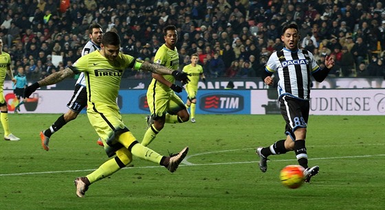 Mauro Icardi (vlevo) z Interu Milán pesn pálí do sít Udine.