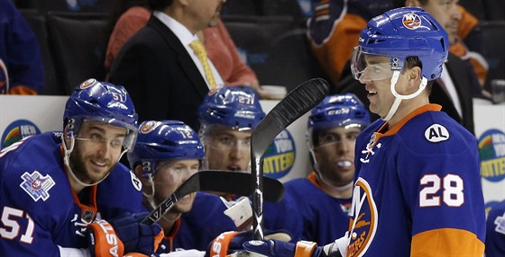 Marek idlický z NY Islanders slaví se spoluhrái trefu do sít New Jersey.