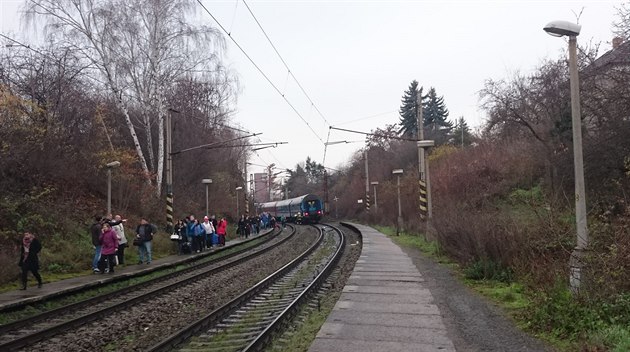 Cestující museli po dnením odpoledním skoku sebevraha pod rychlík na zastávce...