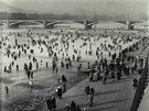 Bruslení mezi Jiráskovým a Palackého mostem, 1960, foto Jií Karel Procházka.