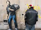 Toto graffiti vytvoil Banksy v uprchlickém táboe ve francouzském mst...