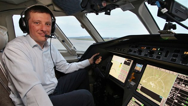 Testovací pilot Ivan Lacko získal při nízkých průletech na ranvejí zkušenosti,... Testovací pilot Ivan Lacko získal při nízkých průletech na ranvejí zkušenosti,...