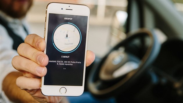 Takto vypadá mobilní aplikace Uber, když si řidiče objedná zákazník. Na přijetí... Takto vypadá mobilní aplikace Uber, když si řidiče objedná zákazník. Na přijetí...