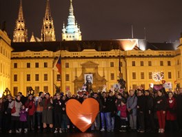 Úastníci vzpomínkové pochodu donesli srdce ped Praský hrad (18. prosince...