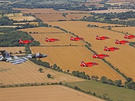 Formace letoun BAE Hawk T1A akrobatické skupiny Red Arrows doprovází poslední...