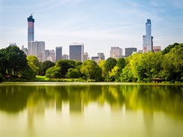 Kontrast klidu zeleného Central Parku s rozeklanou siluetou mrakodrap.