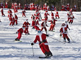 REJ SANT. Lyai a snowboardisté odní do kostým Santa Clause se zúastnili...