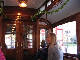 Po Praze jezdila historická tramvaj evid. č. 351 (rok výroby 1915, Ringhoffer Smíchov) s vlečným vozem Krasin č.e.1530 (r. v. 1942, Ringhoffer). Snímek zachycuje doprovod Betlémského světla - tramvajáky v historických uniformách v Nuslích. Po Praze jezdila historická tramvaj evid. č. 351 (rok výroby 1915, Ringhoffer Smíchov) s vlečným vozem Krasin č.e.1530 (r. v. 1942, Ringhoffer). Snímek zachycuje doprovod Betlémského světla - tramvajáky v historických uniformách v Nuslích.