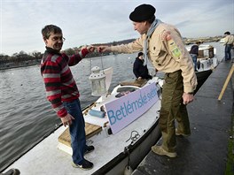 Z lodi zakotvené na Vltavě i z historické tramvaje rozdávali skauti 19. prosince v Praze betlémské světlo. Plamen zapálený v místě narození Ježíše Krista dorazil do Česka minulý víkend, skauti jej dovezli vlakem z Vídně. Celkem bude betlémské světlo k vyzvednutí na 23 místech až do Štědrého dne. Z lodi zakotvené na Vltavě i z historické tramvaje rozdávali skauti 19. prosince v Praze betlémské světlo. Plamen zapálený v místě narození Ježíše Krista dorazil do Česka minulý víkend, skauti jej dovezli vlakem z Vídně. Celkem bude betlémské světlo k vyzvednutí na 23 místech až do Štědrého dne.