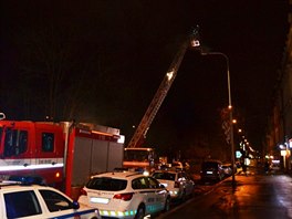 Ped budovou karlovarsk mstsk policie vzplla lampa veejnho osvtlen.