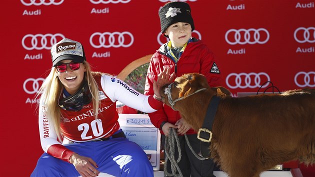 Vtzka sjezdu ve Val dIsere Lara Gutov si uv triumf v ptomnosti malho chlapce a teltka.