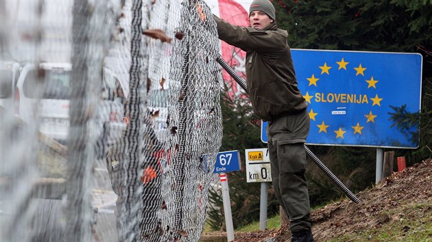 Rakout vojci stav plot na hranicch se Slovinskem, aby oslabili proud pichzejcch migrat (8. prosince 2015).