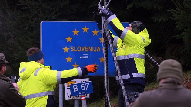 Rakout vojci stav plot na hranicch se Slovinskem, aby oslabili proud pichzejcch migrat (8. prosince 2015).