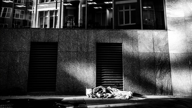 Za nosnou fotografii z Londna povauje David Sur tu, kde le bezdomovec na ulici ped budovou banky.