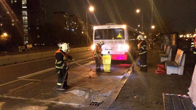 Zvada na autobusu v Tupolevov ulici v praskch Letanech (11. prosince 2015)