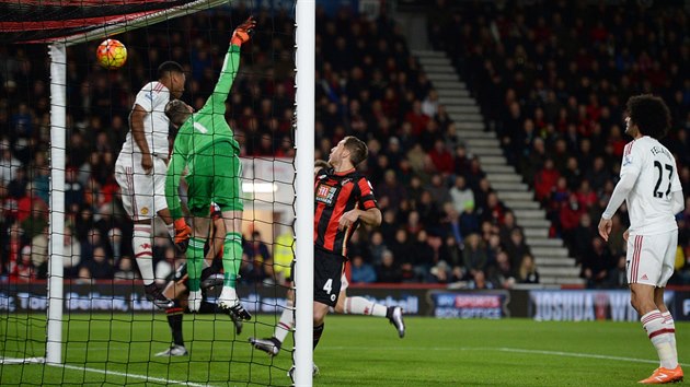 GL KOLA? Junior Stanislas z Bournemouthu (nen v zbru) se v utkn proti Manchesteru United trefil pmo z rohu!