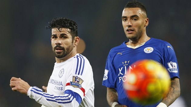 Diego Costa (vlevo) a Danny Simpson bhem utkn Leicester - Chelsea v rmci 16. kola Premier League.