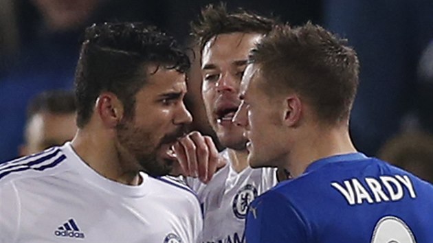 Diego Costa (vlevo) vystartoval na Jamieho Vardyho. panlskmu tonkovi Chelsea se nelbil nedovolen zkrok anglickho reprezentanta ve slubch Leicesteru.