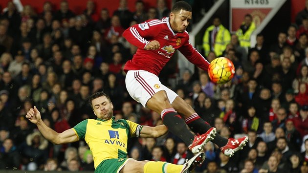 Russell Martin (vlevo) z Norwiche v tvrdm souboji se zlonkem Manchesteru United Memphisem Depayem.