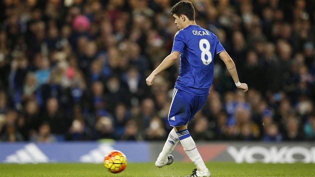 Oscar si z pokutovho kopu pipisuje gl v zpase proti Sunderlandu a zvyuje na 3:0 pro Chelsea.