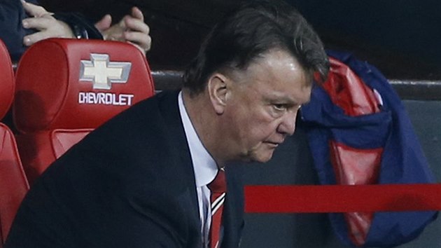 Louis van Gaal na lavice Manchesteru United bhem utkn proti Norwichi.