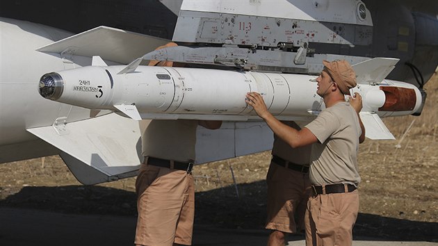 Stela Ch-25ML na zvsnku bombardru Su-24M. Leteck zkladna v syrsk Latkiji, jen 2015