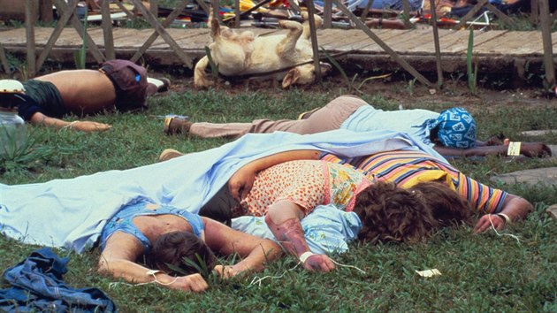 V Jonestownu spchalo hromadnou sebevradu 918 lid.