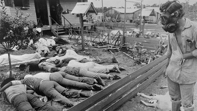 Hromadnou sebevradu v Jonestownu peilo jen 80 lid.
