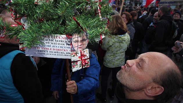 Na demonstraci na podporu prezidenta Miloe Zemana se v Praze selo podle prvotnho policejnho odhadu asi 300 lid, pozdji a tiscovka. (12. prosince 2015)