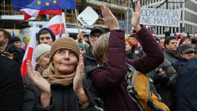 Na padest tisc lid demonstrovalo ve Varav proti nov konzervativn vld a jej snaze ovldnout stavn soud (12. prosince 2015)