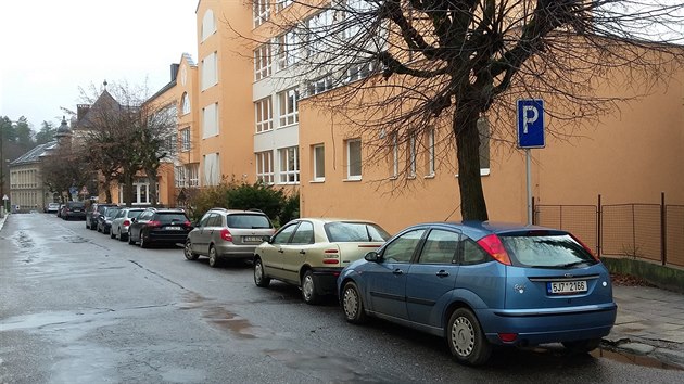 Zpoplatnn stn se m tkat tak tflovy ulice, kde svoje auta parkuj napklad uitel i studenti havlkobrodskho gymnzia.