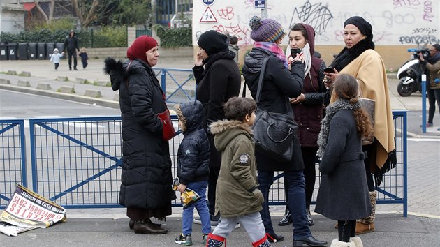 Lid postvajc pobl kolky, kde maskovan tonk pobodal jednoho z vychovatel (14. prosinec 2015)