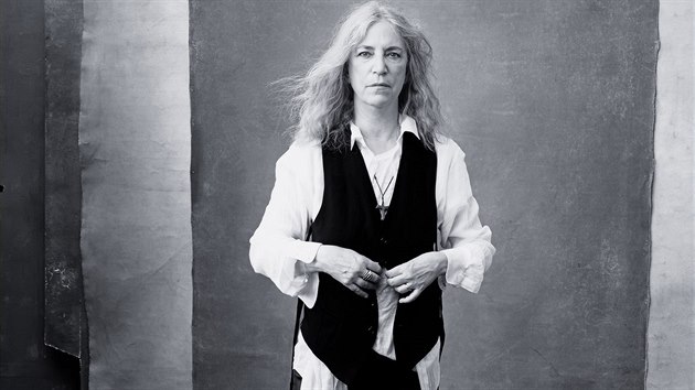 Velmi vrazn posunula polohu kalende Annie Leibowitzov. V jejm dle rokem 2016 provz napklad rockerka Patti Smith.