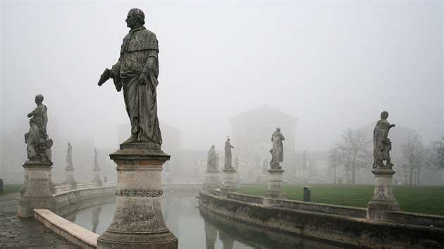 Nmst Prato della Valle. Sochask vzdoba se vztahuje kosobnostem spznnm sPadovou.