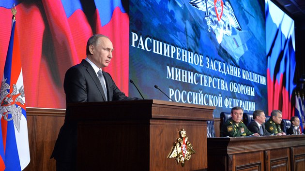 Rusk prezident Vladimir Putin bhem projevu na ptenm zasedn ministerstva obrany. (11. prosince 2015)