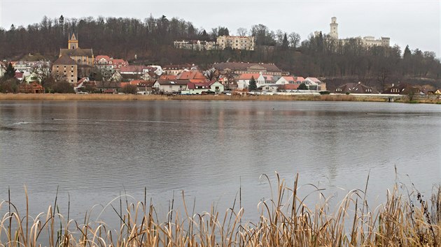 Hlubok nad Vltavou na aktuln fotografii