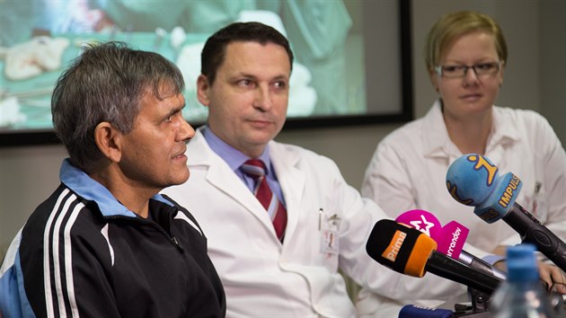 Lkai IKEMu a pacient Bartolomj Peta na tiskov konferenci (14. prosince 2015).