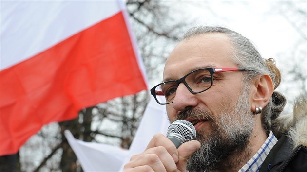 Ldr novho protivldnho hnut Vboru na obranu demokracie (KOD) Mateusz Kijowski mluv k demonstrantm ve Varav (19. prosince 2015).