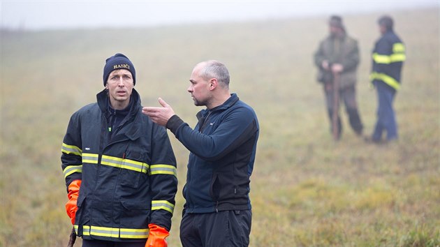 Z ohrady u Borotna na Tborsku uteklo v ter 15. prosince 180 mladch bk. Hasii a policist je chytali i celou stedu. Na snmku je chovatel bk Ji Peja (vpravo).