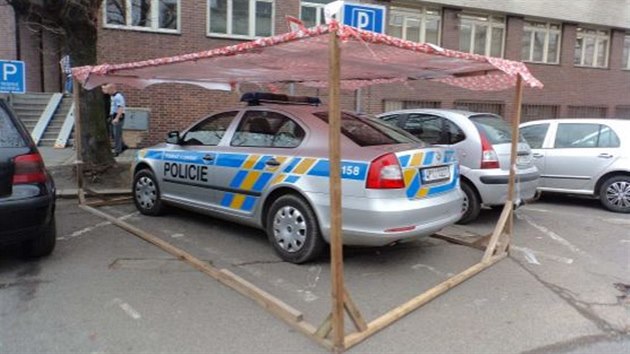 Santa Clausov v Plzni zabalili policejn auto jako ob vnon drek.