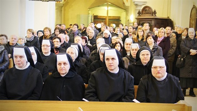 Posledn rozlouen s biskupem Jim Paourem v  katedrla sv. Mikule v eskch Budjovicch.