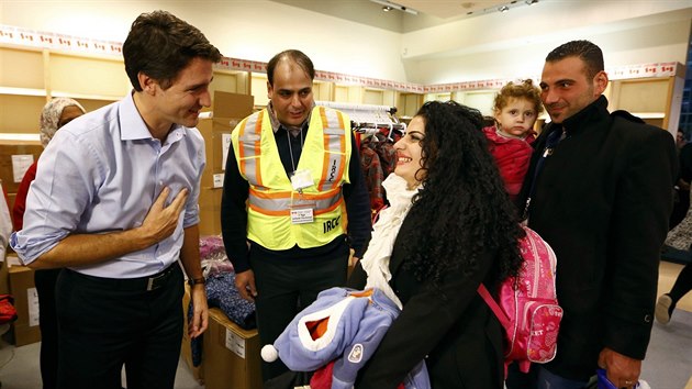 Kanadsk premir Justin Trudeau vtal uprchlky ze Srie na letiti v Torontu (11. prosince 2015).