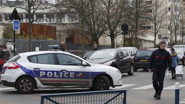 Policist zasahuj po toku maskovanho mue v matesk kole na pedmst Pae v Aubervilliers (14. prosince 2015).