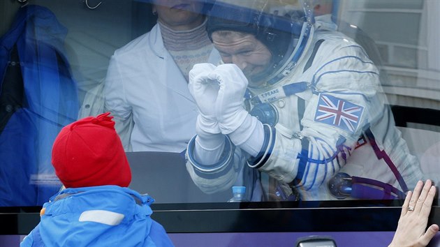 Tim Peake se v Bajkonuru lou s malm synem (15. prosince 2015)