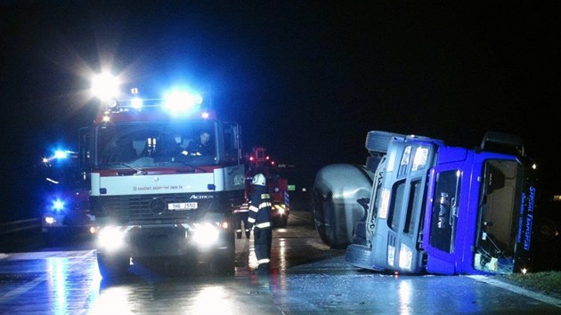 Pevrcen kamion s mlkem zablokoval na osm hodin dlnici D11 (10.12.2015).