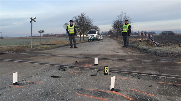 U Mstce Krlov na Nymbursku se srazil osobn vlak s autem (14.12.2015).