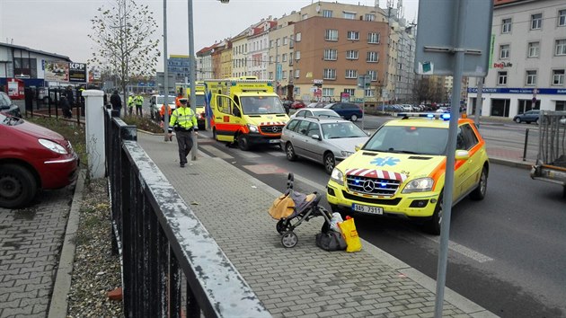 Auto srazilo v Praze chodkyni s korkem (14.12.2015).