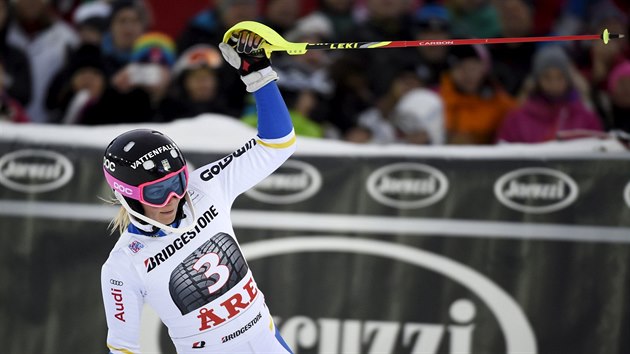 Spokojen Frida Hansdotterov po druhm kole slalomu v Aare.