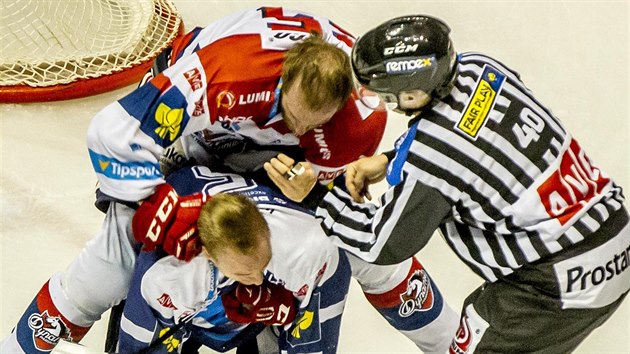 Tom Marcinko z  Pardubic vs. plzesk Jakub Jebek.