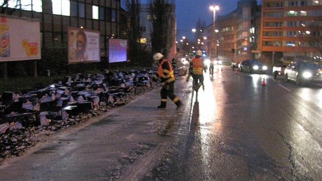 Na silnici se vysypaly pepravky s nealkoholickm pivem (9.12.2015).